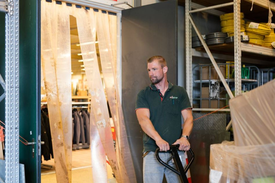 man werkt in magazijn Kandidaat USG Restart aan het werk in magazijn